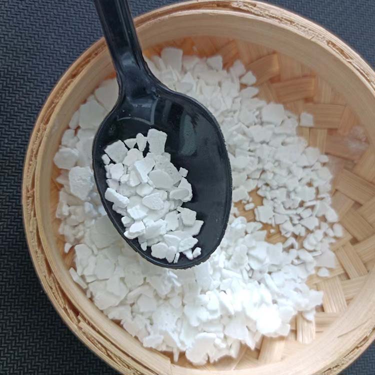 氯化钙在常年有水的地方不建议使用